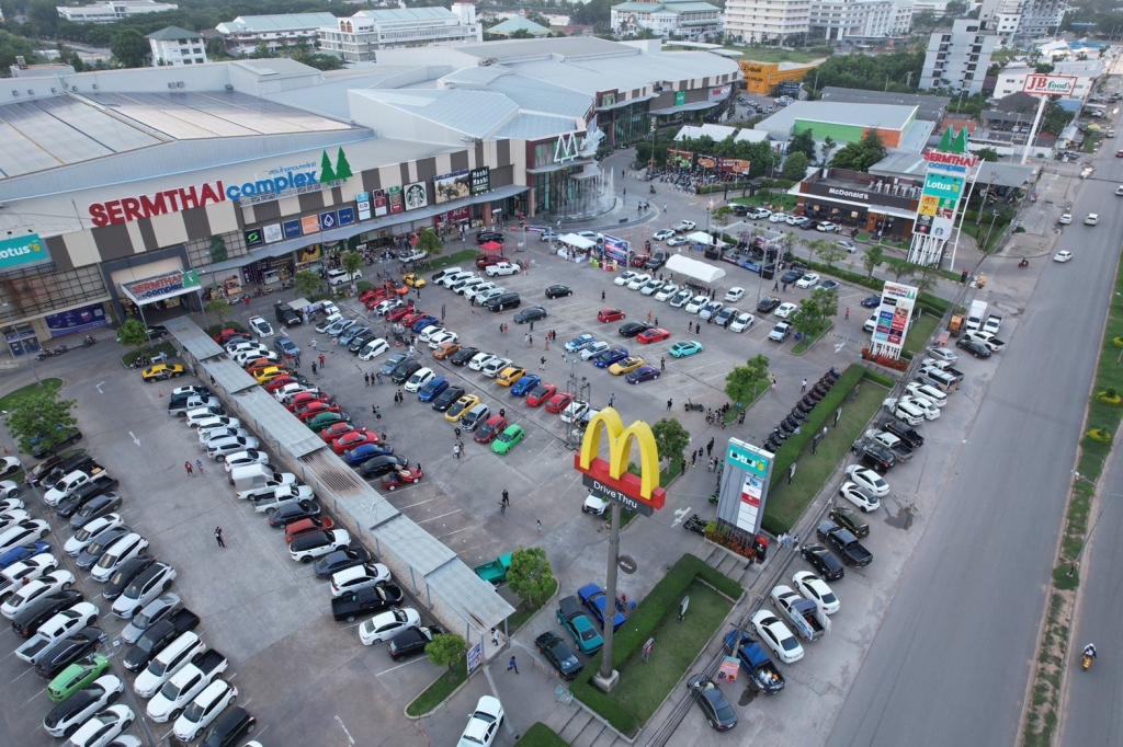 ย่านการค้า(ที่มา : เสริมไทยคอมเพล็กซ์ Sermthai Complex, Facebook)