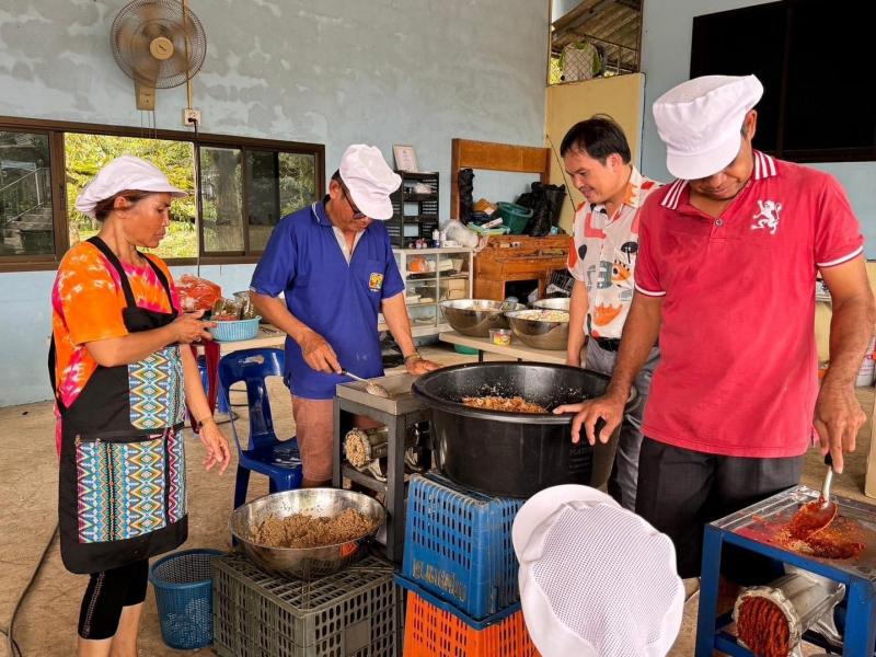 โครงการพัฒนาบรรจุภัณฑ์สำหรับการผลิตพริกแกงคุณภาพชุมชนบ้านคลองเวฬุ
(ที่มา : เทศบาลตำบลปัถวี อำเภอมะขาม จังหวัดจันทบุรี, 2567)
