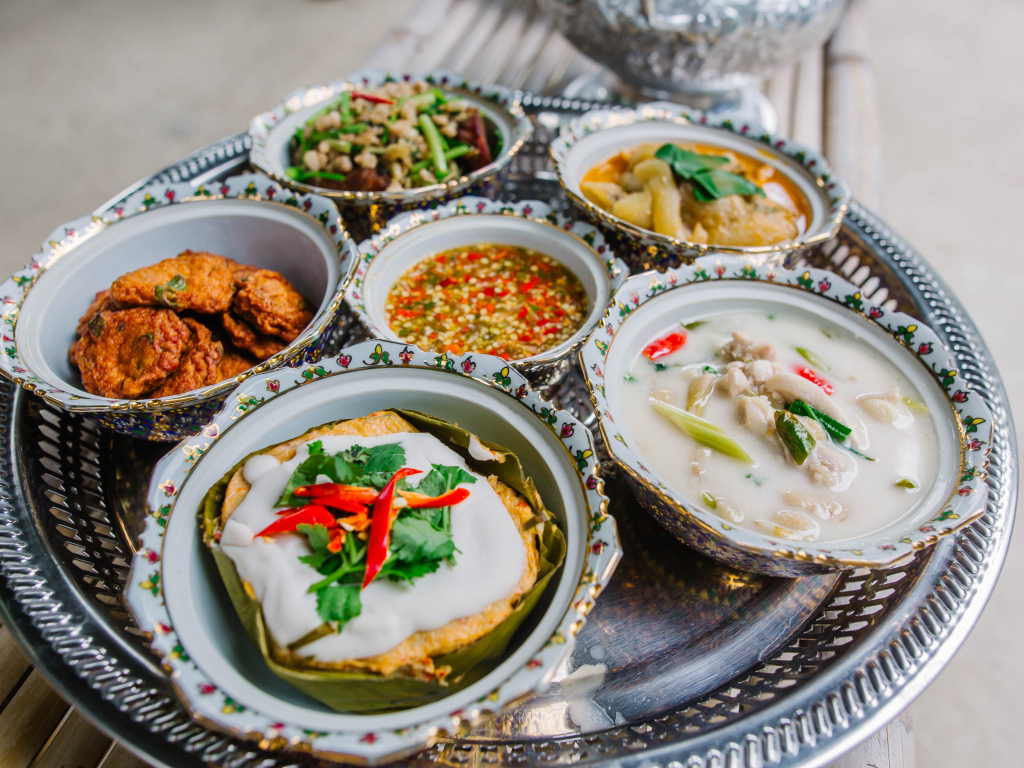 อาหารคาวพื้นถิ่นบ้านท่า
(ที่มา : สาขาวิชาการท่องเที่ยว คณะศิลปศาสตร์ มหาวิทยาลัยเทคโนโลยีราชมงคลพระนคร, ม.ป.ป.)