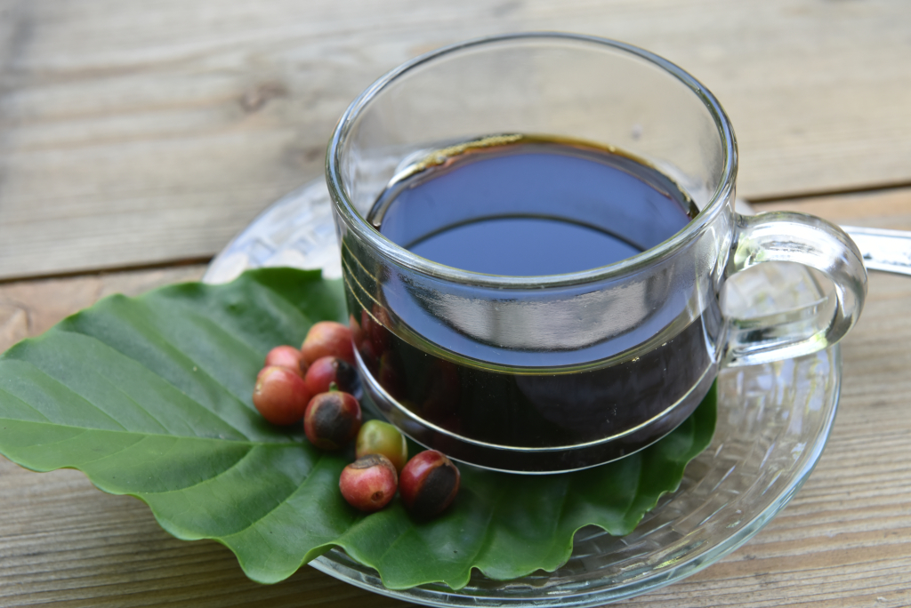 เครื่องดื่มกาแฟ จากเมล็ดกาแฟสายพันธุ์อะราบิกาที่ปลูกได้ในชุมชนบ้านสุขสมบูรณ์
(ที่มา : นวนุรักษ์)