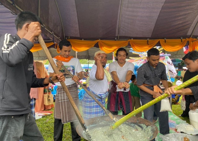 ประเพณีกวนขนมอาซูรอ (ที่มา : บัณฑิตอาสาบ้านมาแฮ, 2566)