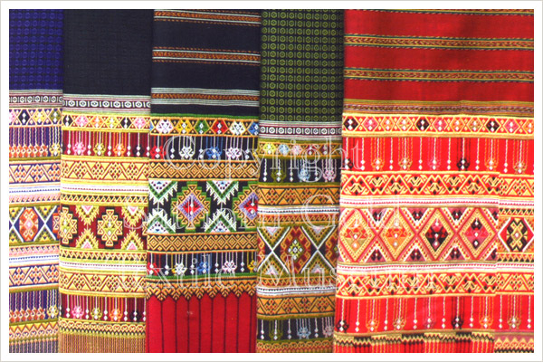ภาพที่ 5 ผ้าซิ่นตีนจก (ที่มา : http://www.sathorngoldtextilemuseum.com/thai-phuan-teenjok.html)