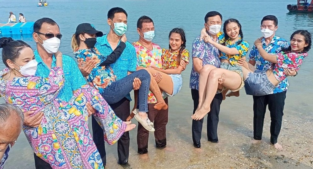 ประเพณีอุ้มสาวลงน้ำ (ที่มา : ไทยรัฐ ออนไลน์)