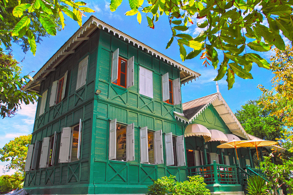 เรือนไม้ริมทะเล (ที่มา : สำนักบริหารศิลปวัฒนธรรม จุฬาลงกรณ์มหาวิทยาลัย)