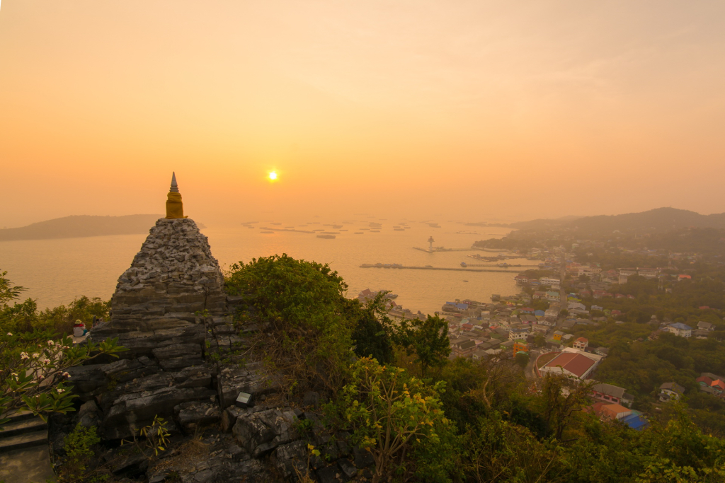 มณฑปรอยพระพุทธบาท เกาะสีชัง (ที่มา : กระทรวงการท่องเที่ยวและกีฬา)