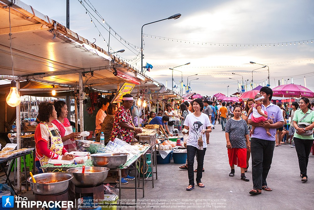 ภาพที่ 4 บรรยากาศตลาดท่าเรือพลี (ที่มา : https://www.thetrippacker.com/)