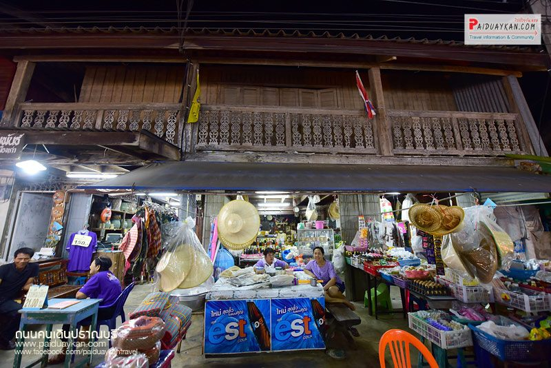 ภาพที่ 2 เรือนไม้แบบดั้งเดิมที่แฝงตัวอยู่ในชุมชน (ที่มา: https://www.paiduaykan.com/travel/ถนนคนเดินปราณบุรี)