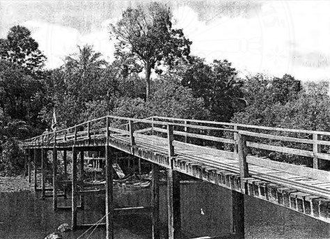 สะพานไม้บางครั่ง (ที่มา : อุสมาน แวบือซา, 2552: 13)