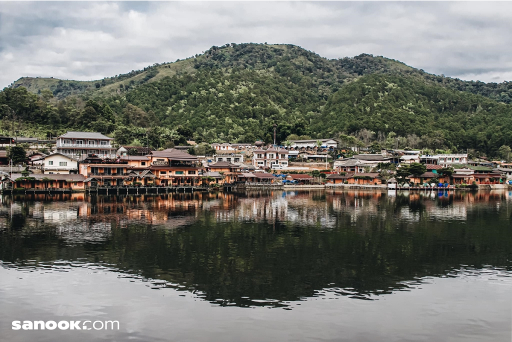บรรยากาศบ้านรักไทย (ที่มา : sanook.com)