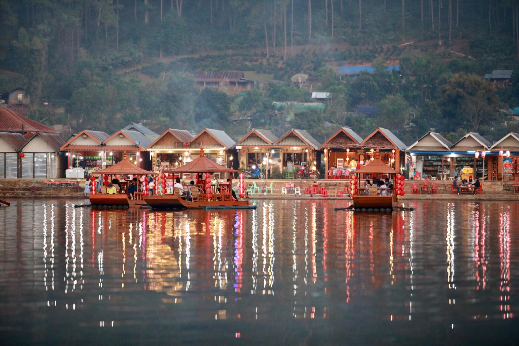 บ้านรักไทย จ.แม่ฮ่องสอน (ที่มา : sanook.com)