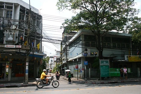 ภาพที่ 1 ภาพบ้านพานถมที่เหลือเพียงชื่อ (ที่มา: https://mgronline.com/travel/detail/9520000052903)