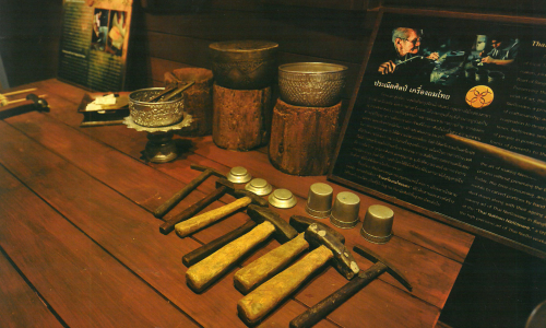 ภาพที่ 4 ภาพจัดแสดงชุมชนบ้านพานถม ณ พิพิธบางลำพู(ที่มา: http://banglamphumuseum.treasury.go.th/news_view.php?nid=40)