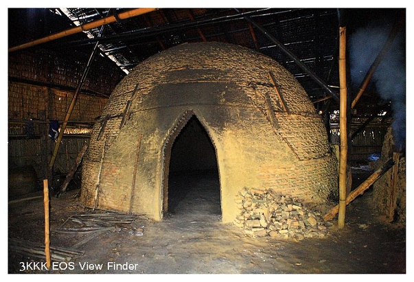 ภาพที่ 16 รูปแบบของเตาเผาถ่านไม้โกงกางที่ยี่สาร (ที่มา: https://www.bloggang.com/m/viewdiary.php?id=djang67&month=06-2013&date=19&group=8&gblog=39)