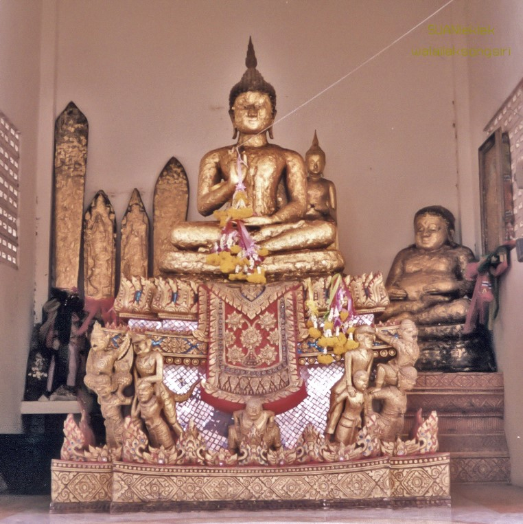 ภาพที่ 26 พระพุทธรูปหลวงพ่อปู่ศรีราชา (ที่มา: https://walailaksongsiri.com/2019/01/06/the-myth-and-ritual-of-khun-phu-sriracha/)