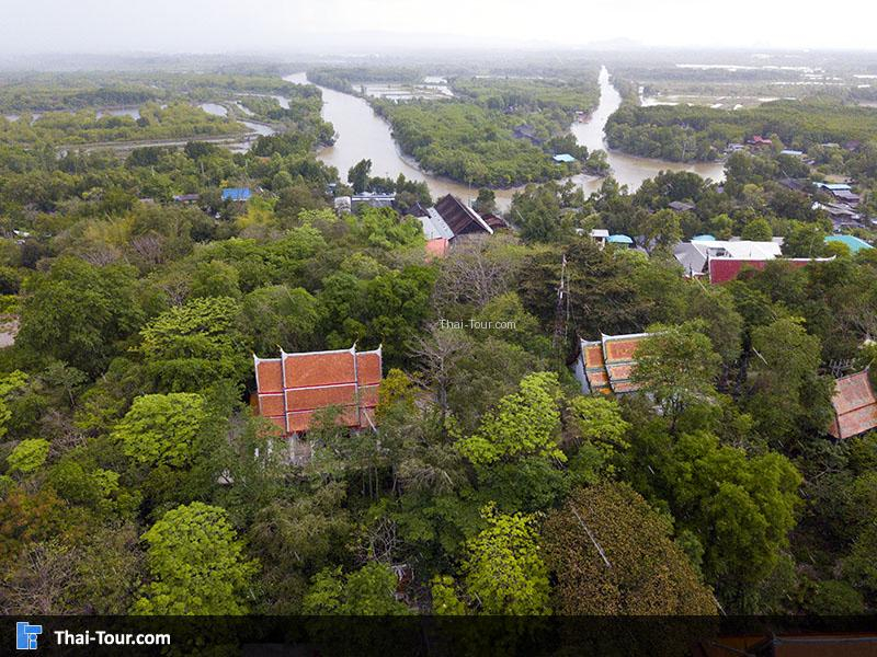 ภาพที่ 27 วัดเขายี่สารที่ตั้งอยู่บนเขายี่สารกลางชุมชน (ที่มา: https://www.thai-tour.com/place/1947)