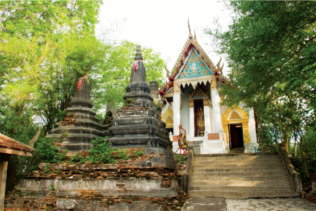 ภาพที่ 28 วิหารของวัดเขายี่สาร (ที่มา: https://thai.tourismthailand.org/Attraction/วัดเขายี่สาร)