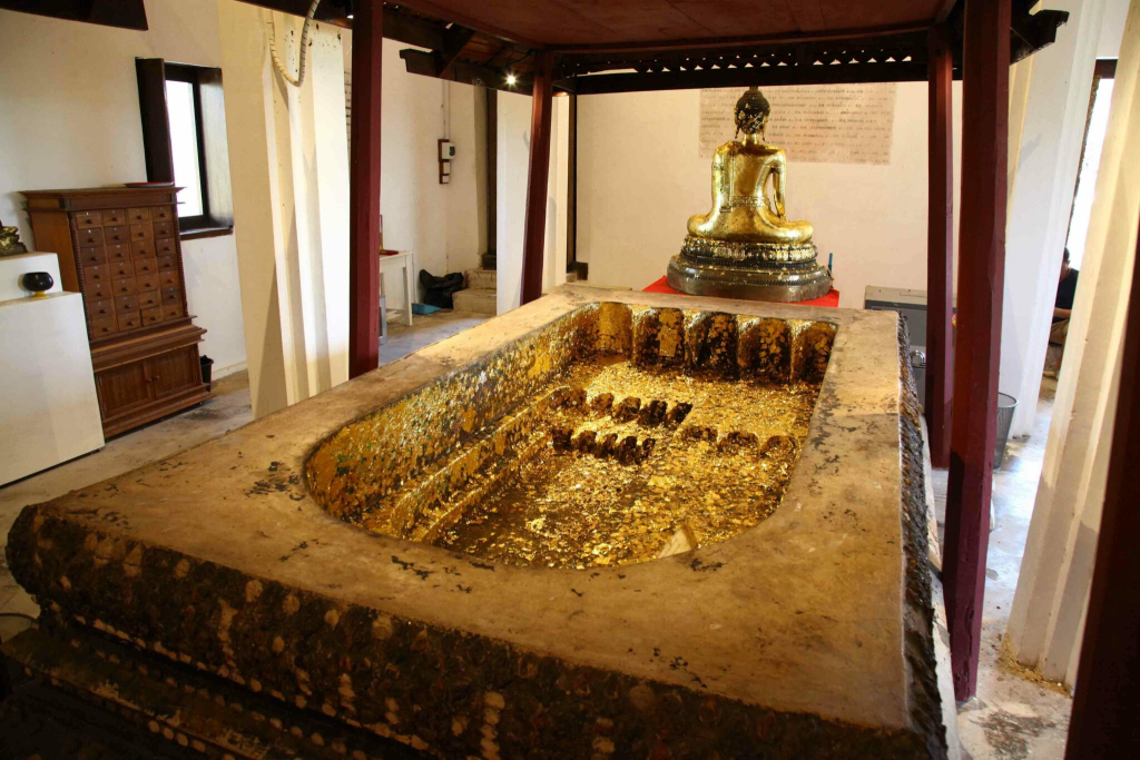 ภาพที่ 29 รอยพระพุทธบาทสี่รอยที่อยู่ภายในวิหารของวัดเขายี่สาร (ที่มา: https://www.matichonweekly.com/culture/article_676643)