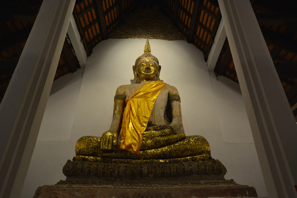 ภาพที่ 30 หลวงพ่อปากแดงแห่งวัดเขายี่สาร (ที่มา: https://www.anurakmag.com/made-in-thailand/02/17/2023/baan-yee-sarn)