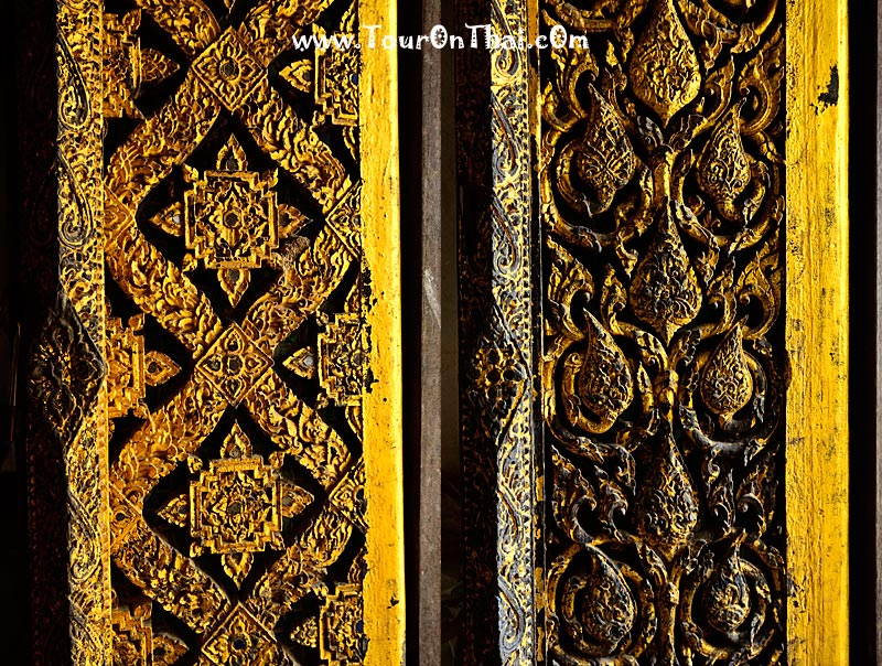 ภาพที่ 31 ลวดลายศิลปะอยุธยาที่ประตูของวิหารวัดเขายี่สาร (ที่มา: https://www.touronthai.com/article/216)