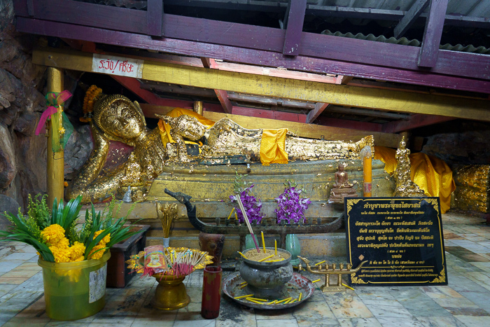 ภาพที่ 38 ถ้ำพระนอนที่ภายในประดิษฐานของพระพุทธไสยาสน์ที่มีพระบาทมีเพียง 9 นิ้ว (ที่มา: https://mgronline.com/travel/detail/9620000080554)