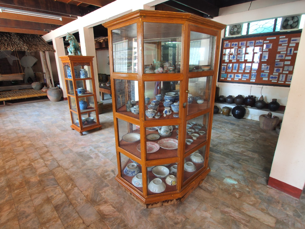 ภาพที่ 41 ภายในพิพิธภัณฑ์บ้านเขายี่สารมีการจัดแสดงสิ่งของเก่าแก่ที่พบในชุมชนยี่สาร (ที่มา: https://pantip.com/topic/39922148)