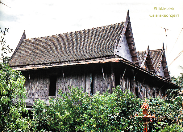 ภาพที่ 44 บ้านเรือนทรงไทยภาคกลางที่พบภายในชุมชนยี่สาร (ที่มา: https://walailaksongsiri.com/2019/01/06/the-myth-and-ritual-of-khun-phu-sriracha/)