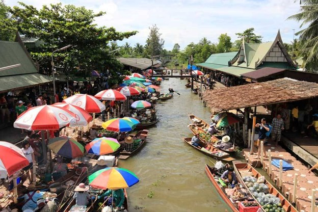 บรรยากาศการซื้อ-ขายสินค้า ณ ตลาดน้ำท่าคา (ที่มา:
Nititpon Boonchalermrat,
2564: ออนไลน์)