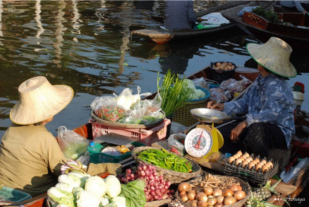 เรือค้าขายสินค้า
ณ ตลาดน้ำท่าคา (ที่มา: Achaya, 2559: ออนไลน์)