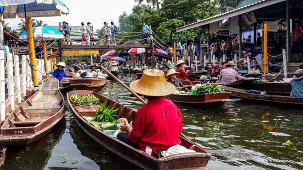 การพายเรือขายสินค้าบริเวณตลาดน้ำท่าคา (ที่มา:
Death of a salesman, 2564: ออนไลน์)
