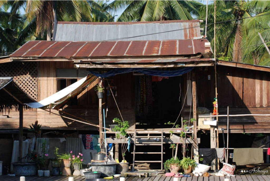 ลักษณะบ้านเรือนริมคลองท่าคา
(ที่มา: Achaya, 2559: ออนไลน์)