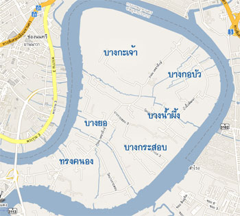 ภาพที่ 1 สภาพภูมิศาสตร์ชุมชนบางน้ำผึ้งที่มีแม่น้ำล้อมรอบทำให้มีธรรมชาติที่อุดมสมบูรณ์ เหมาะสมแก่การทำเกษตรกรรม ที่มา: https://aumimnarakkawtai.wordpress.com/2014/09/25/ความเป็นมาตำบลบางน้ำผึ/