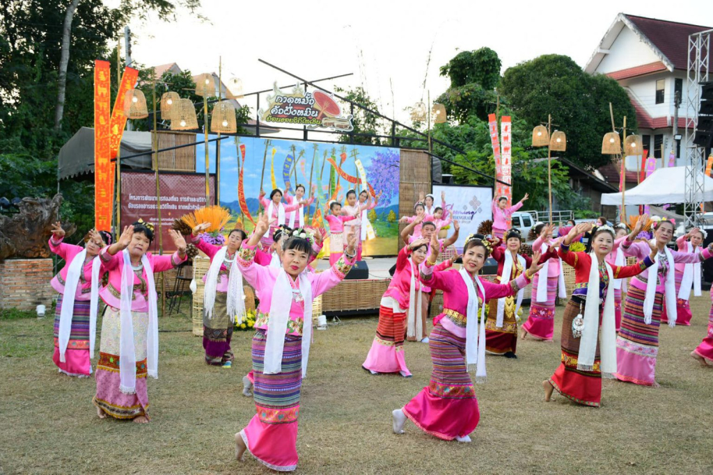 ภาพที่ 2 การแสดงชาวไทเขิน (ที่มา: https://www.chiangraitodaynews.com/?p=8618)