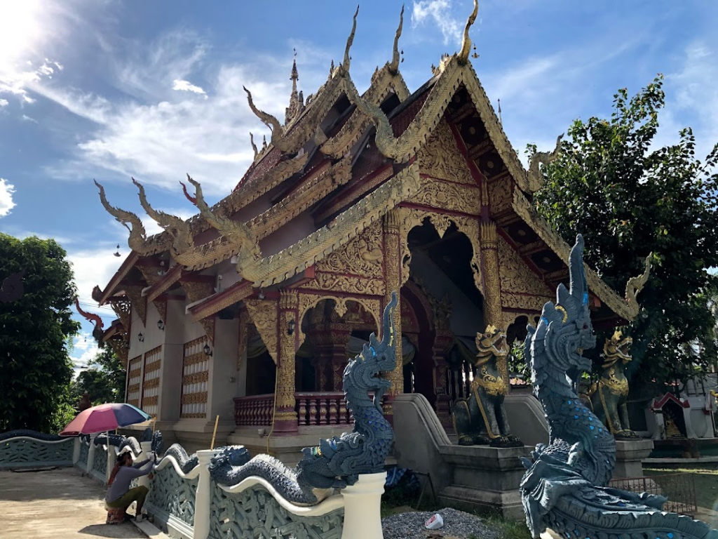 ภาพที่ 3 วัดฝั่งหมิ่น (ที่มา: https://thi.worldorgs.com/%E0%B9%81%E0%B8%84%E0%B8%95%E0%B8%95%E0%B8%B2%E0%B8%A5%E0%B9%87%E0%B8%AD%E0%B8%81/%E0%B8%AD%E0%B8%B3%E0%B9%80%E0%B8%A0%E0%B8%AD%E0%B9%80%E0%B8%A1%E0%B8%B7%E0%B8%AD%E0%B8%87%E0%B9%80%E0%B8%8A%E0%B8%B5%E0%B8%A2%E0%B8%87%E0%B8%A3%E0%B8%B2%E0%B8%A2/%E0%B8%AA%E0%B8%96%E0%B8%B2%E0%B8%99%E0%B8%B5%E0%B8%94%E0%B8%B1%E0%B8%9A%E0%B9%80%E0%B8%9E%E0%B8%A5%E0%B8%B4%E0%B8%87/%E0%B8%A7%E0%B8%B1%E0%B8%94%E0%B8%9D%E0%B8%B1%E0%B9%88%E0%B8%87%E0%B8%AB%E0%B8%A1%E0%B8%B4%E0%B9%88%E0%B8%99)
