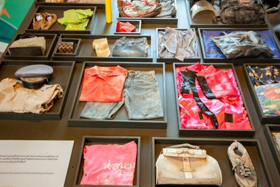 สิ่งของเครื่องใช้หรือเสื้อผ้าของผู้ที่เสียชีวิตในเหตุการณ์สึนามิ
พ.ศ. 2547 (ที่มา : Thai tourismthailand, 2565 : ออนไลน์)