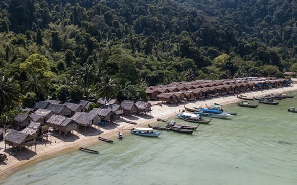 ชุมชนมอแกน เกาะสุรินทร์ (ที่มา : แนวหน้า, 2566 : ออนไลน์)