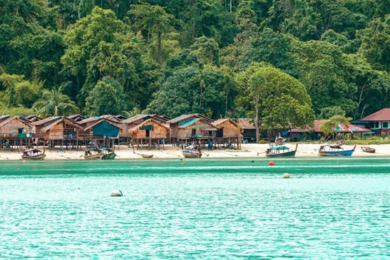 บ้านเรือนชาวมอแกน
(ที่มา : Eatchillwander, 2563 : ออนไลน์)
