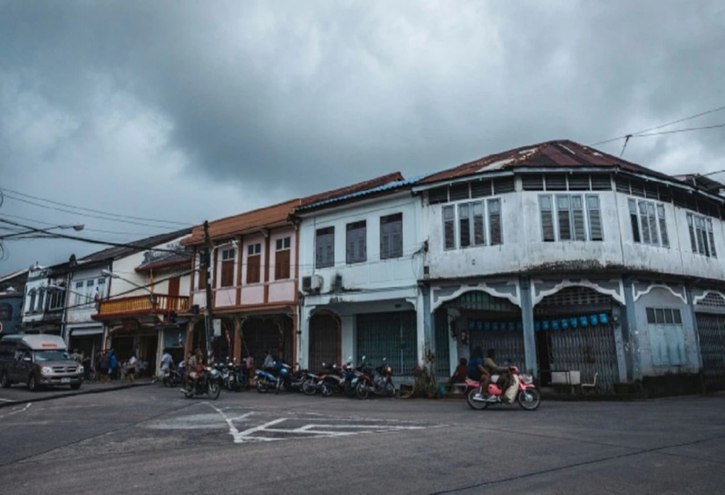 อาคารบ้านเรือนในชุมชนเมืองตะกั่วป่า (ที่มา : bangkokbiznews, 2561 : ออนไลน์) 
