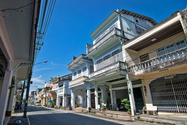 อาคารบ้านเรือนริมถนนศรีตะกั่วป่า
(ที่มา : เพื่อนร่วมทาง, 2564 : ออนไลน์)