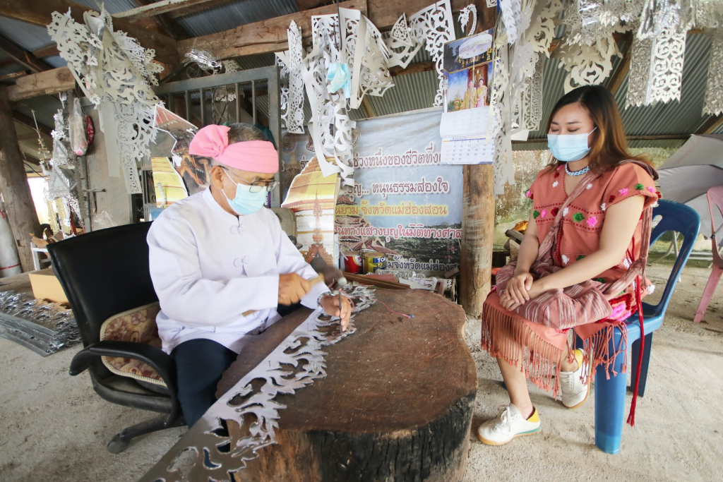 ภาพที่ 3 การต้องลาย (ที่มา: https://www.chiangmainews.co.th/news/1763972/)