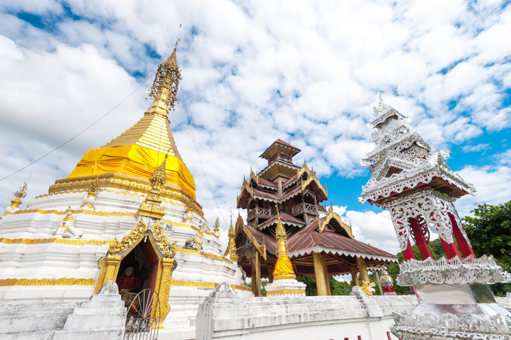 ภาพที่ 5 วัดต่อแพ (ที่มา: https://thai.tourismthailand.org/Attraction/%E0%B8%A7%E0%B8%B1%E0%B8%94%E0%B8%95%E0%B9%88%E0%B8%AD%E0%B9%81%E0%B8%9E)