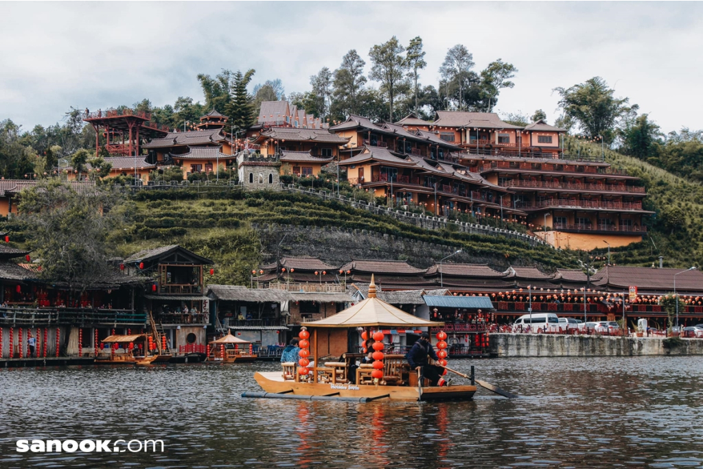 บรรยากาศบ้านรักไทย (ที่มา : sanook.com)